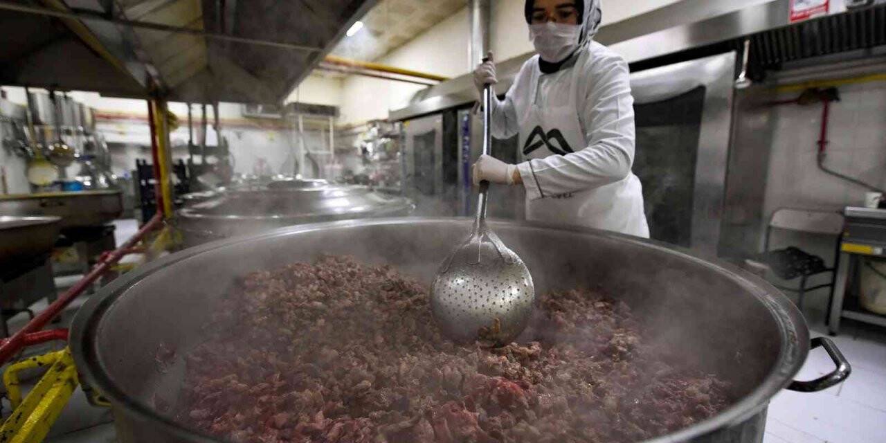 Mersin Büyükşehir Belediyesi, 22 ayda 2 milyon paket yemek dağıttı