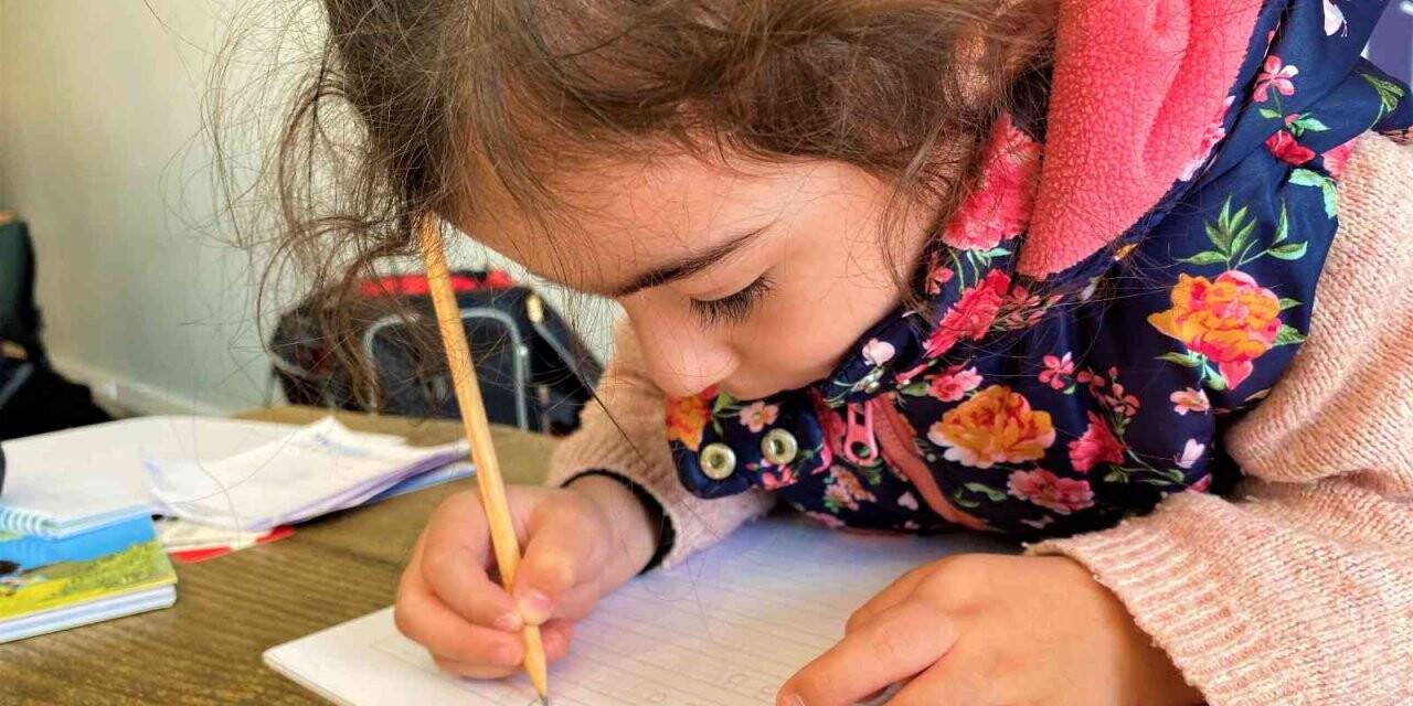 Geliştirdiği defter sayesinde çocuklar yazmayı kolay öğreniyor