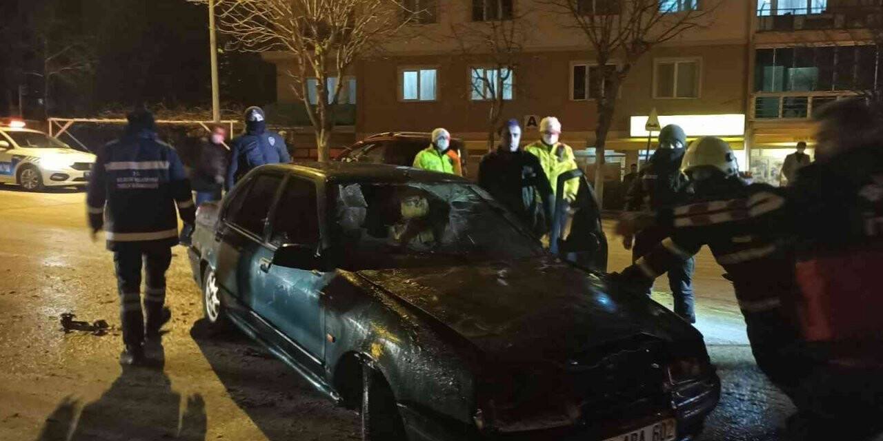 Seyir halindeki otomobil bir anda alev aldı