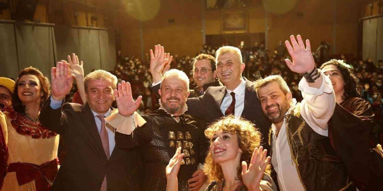 Gölcük’te "Ferhat ile Juliet" oyunu sahnelendi