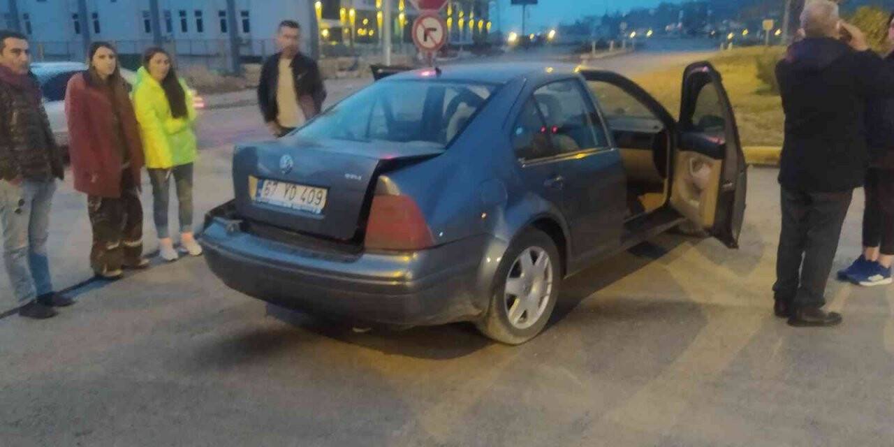 İki araç kavşakta çarpıştı