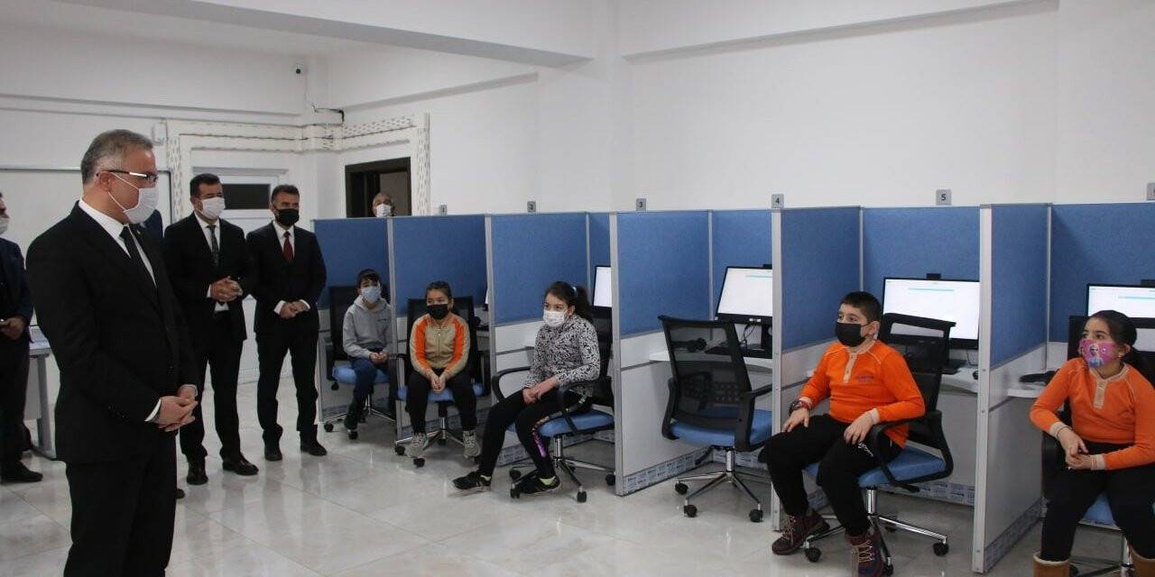 Öğrencilere ve kursiyerlere teknolojik kolaylık, "E-sınav merkezi"