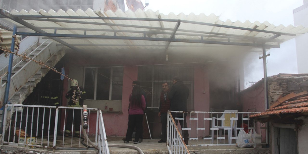 Tarihi evlerin bulunduğu sokakta çıkan yangın korkuttu