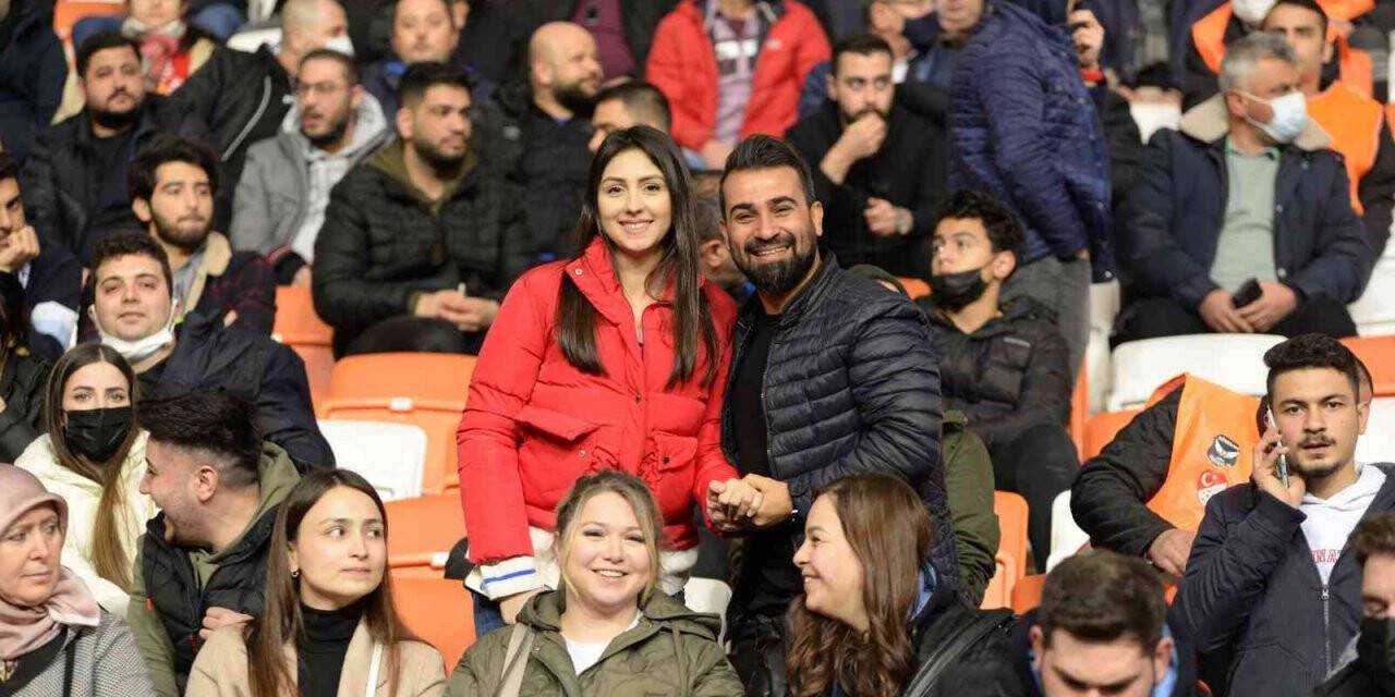 Maça sevgililerle geldiler