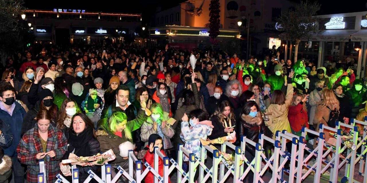 Kusadalılar sevgililer gününü Ayhan Sicimoglu ve Latin all stars ile kutladı