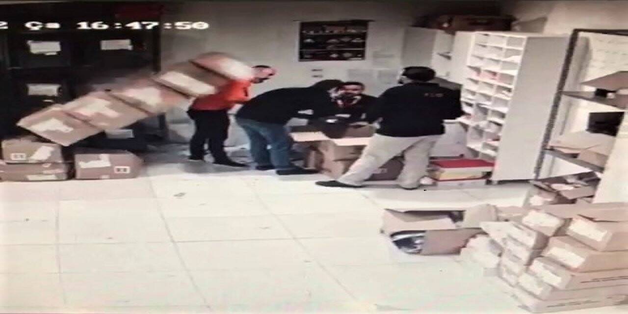 Ayakkabı dolu kolilerin çalışanların üzerine devrildiği anlar kameraya yansıdı