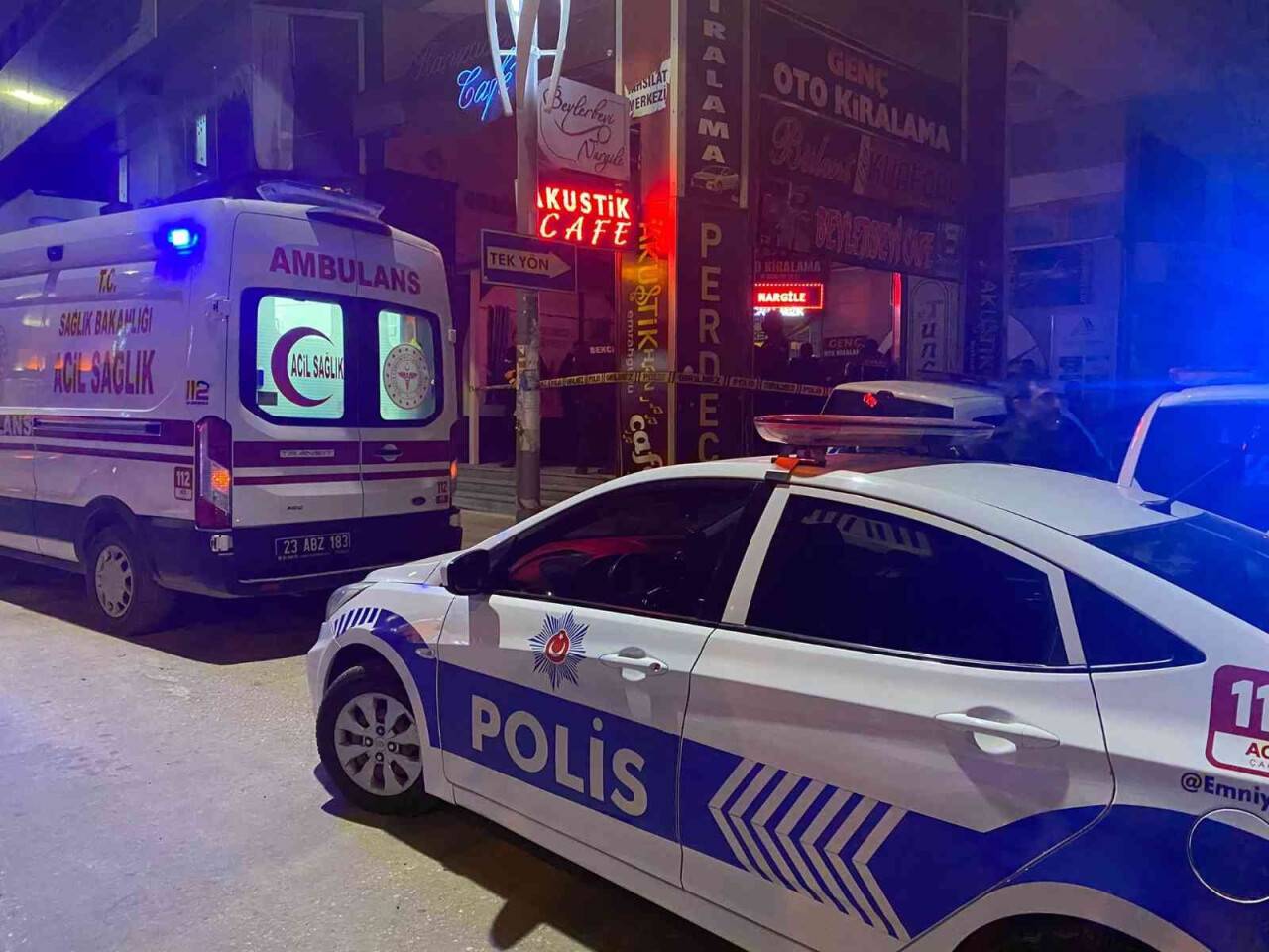 Kız arkadaşıyla tartışan şahıs, önce silahla etrafa ateş etti ardından kafasına silahı dayadı