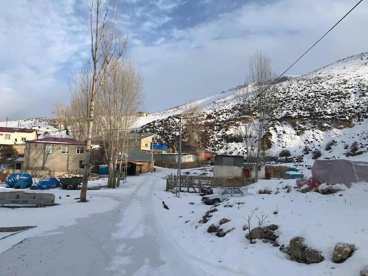 Bayburt’un yüksek kesimleri karla kaplıyken merkezde bahar havası yaşanıyor