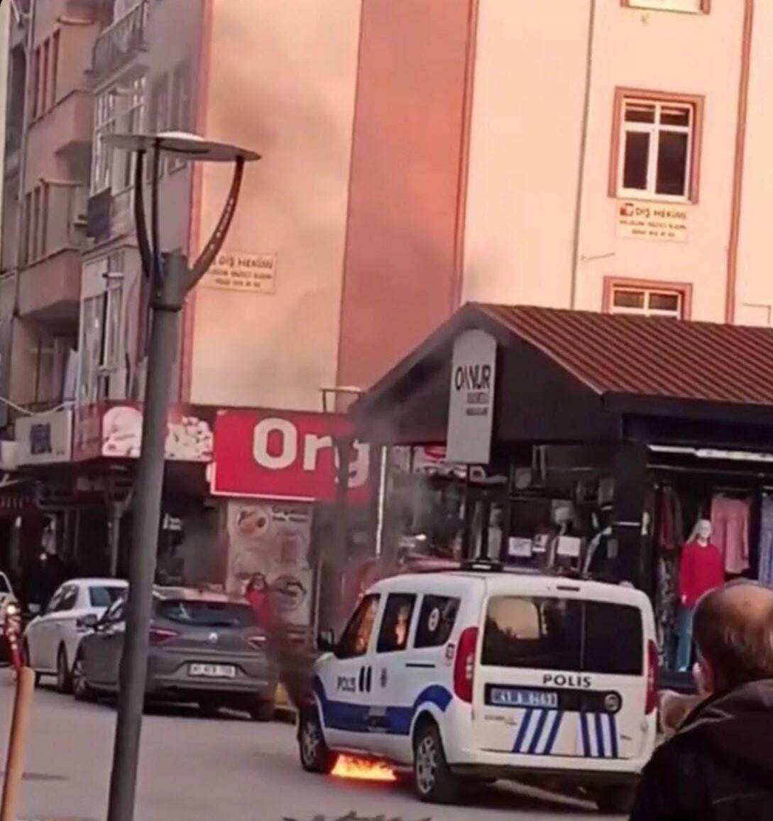 Karakolun önündeki polis otosunu yaktı