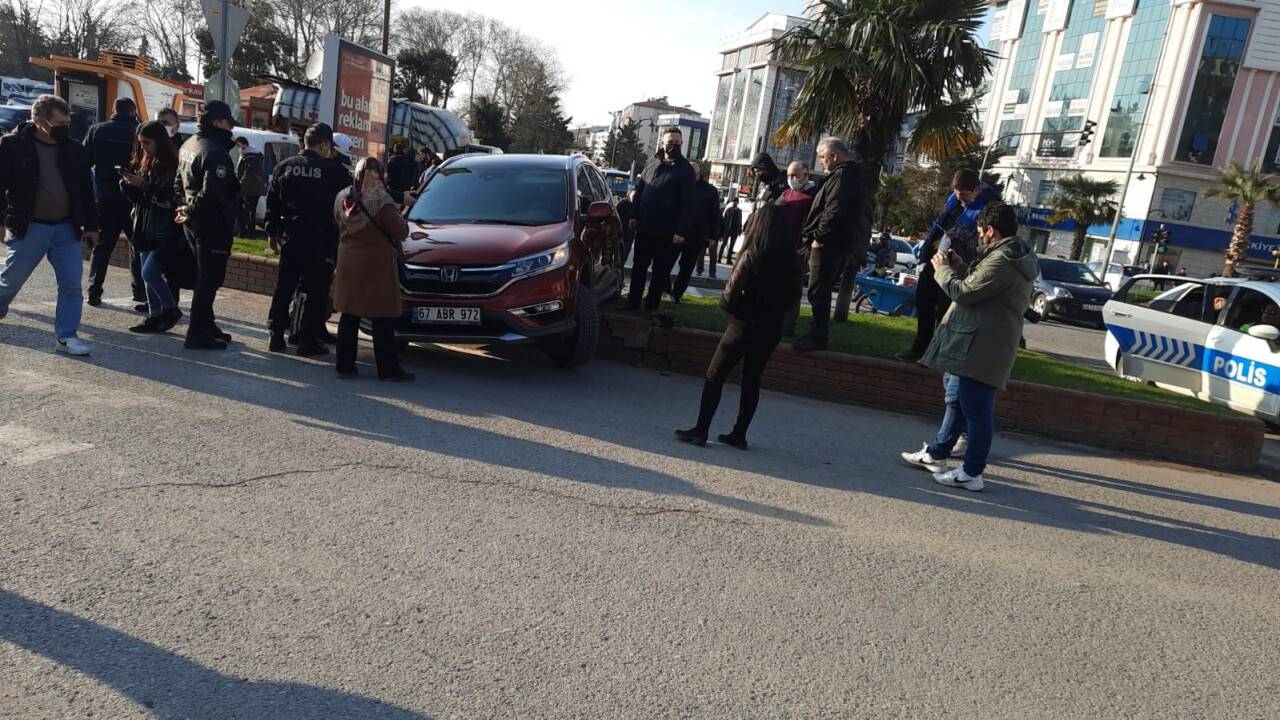 Park halindeki araç kayarak yaya kaldırımına çıktı