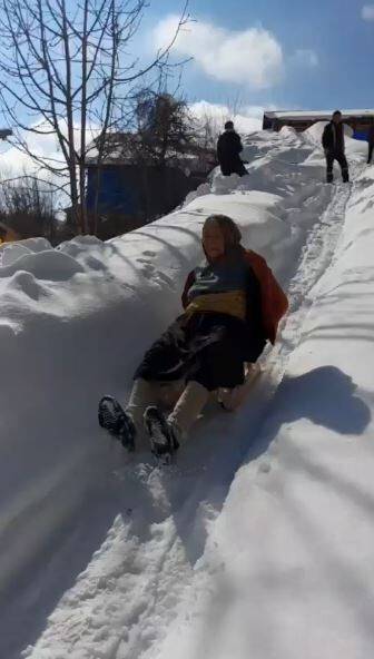 95 yaşındaki Saadet ninenin tahta kızak keyfi