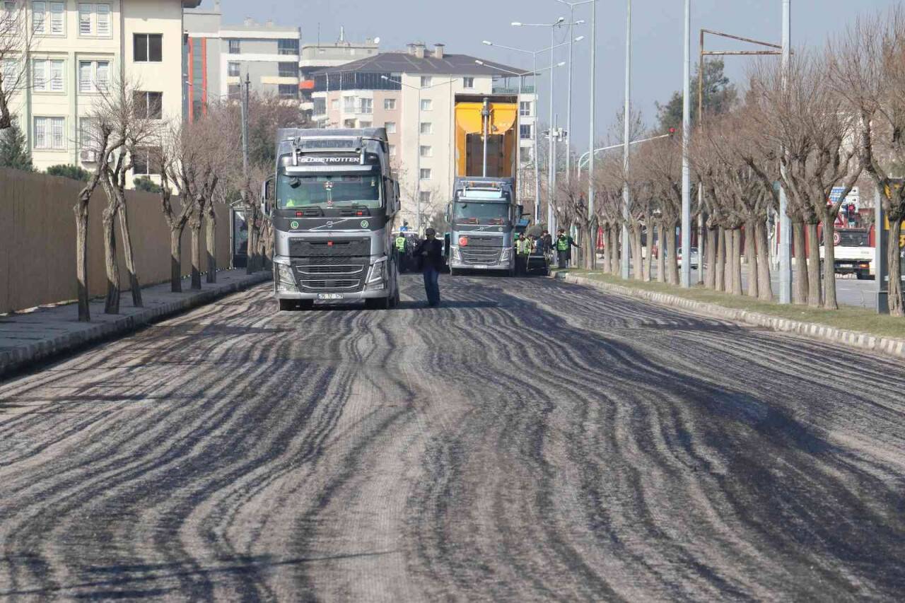 Manisa’da sıcak asfalt mesaisi devam ediyor