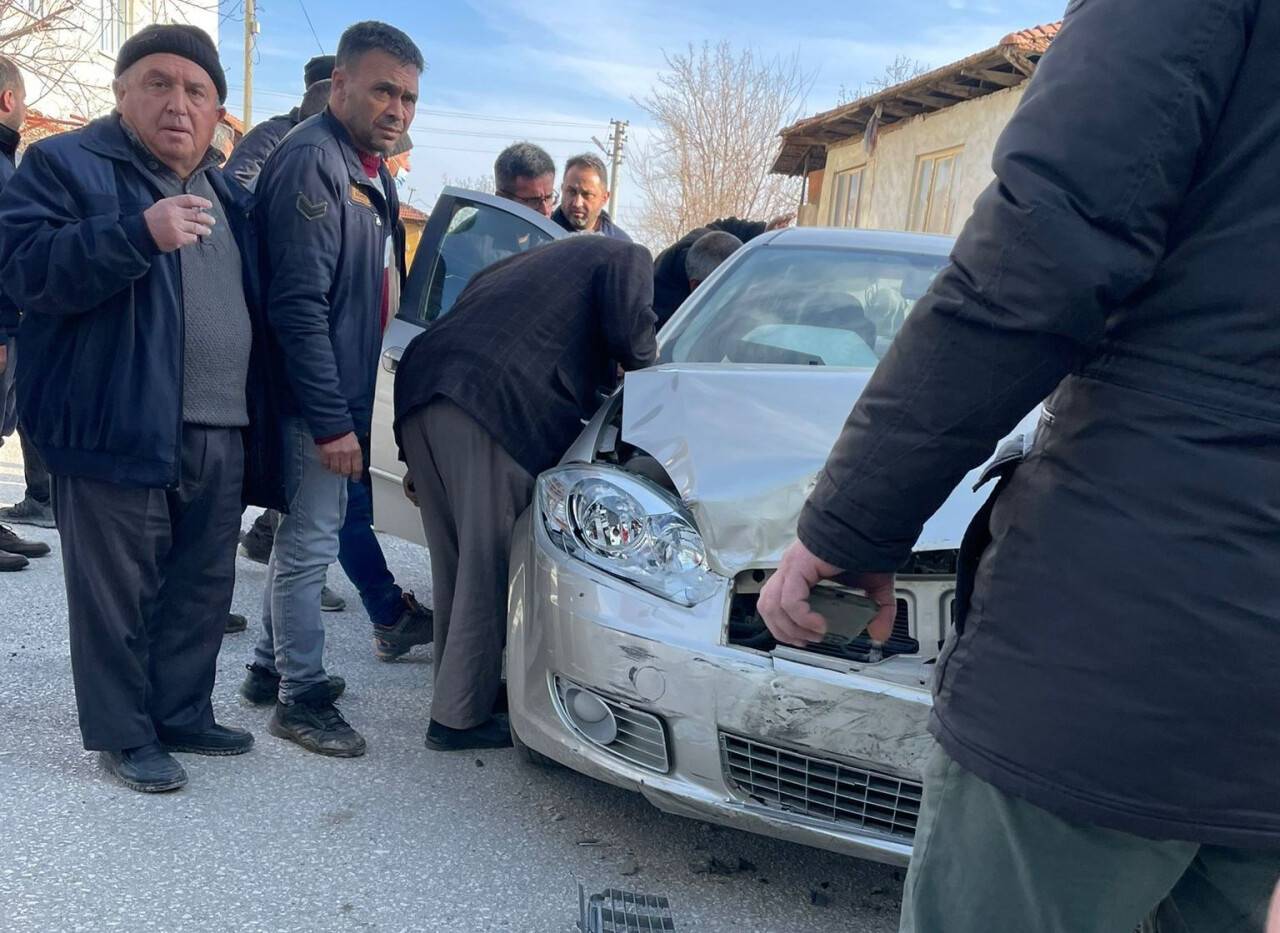 Meraklı kalabalık yaralıya müdahaleyi film izler gibi izledi