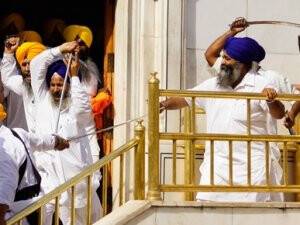 Tapınakta kılıçlı kavga