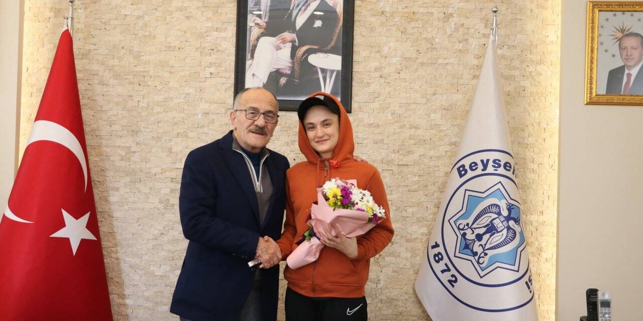 Beyşehir Belediye Başkanı şampiyon milli tekvandocuyu altınla ödüllendirdi
