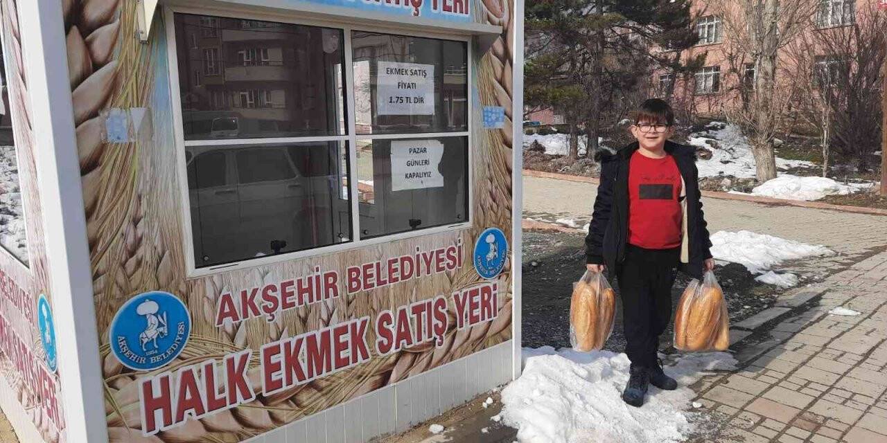 Atmatıkla geri dönüşüm projesiyle kazandığı puanlarla ekmek aldı