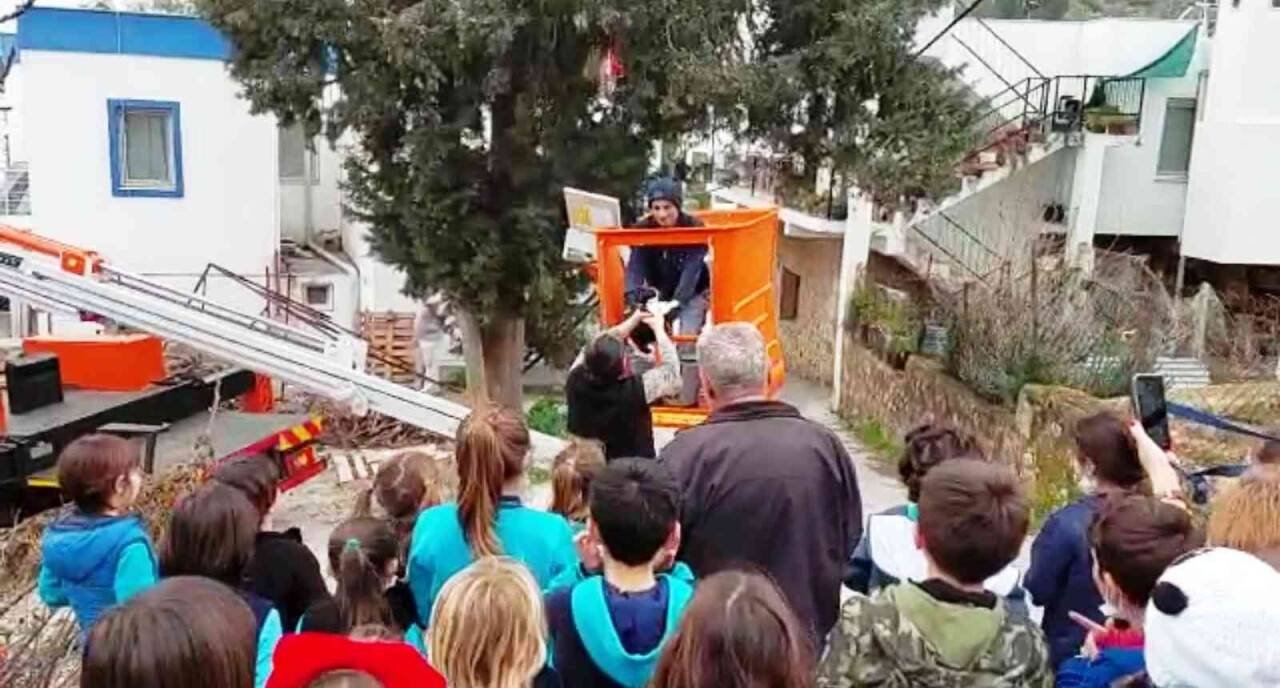 Minik öğrencilerin kedi kurtarma heyecanı