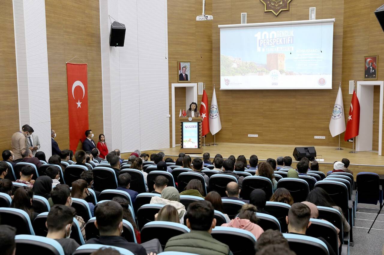 Cumhurbaşkanı Başdanışmanı Türkmenoğlu, ALKÜ’de öğrencilerle buluştu