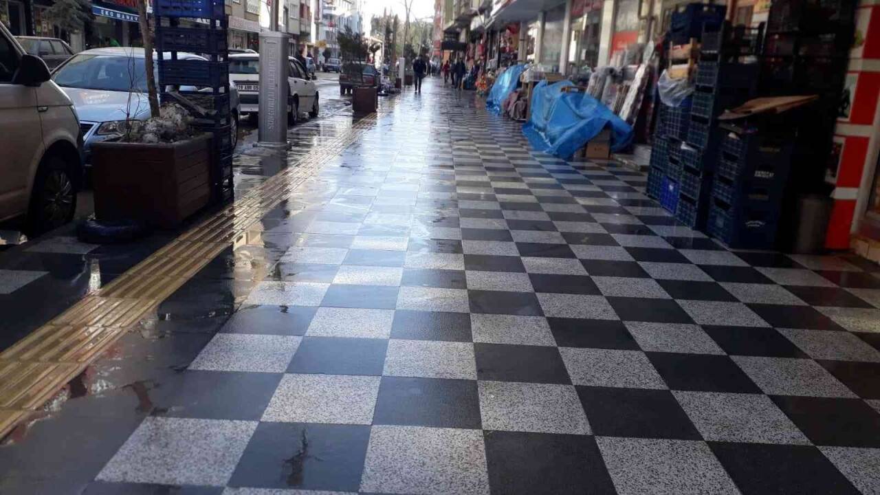 Sungurlu’da kum ve tuz katıntılarını temizliyor