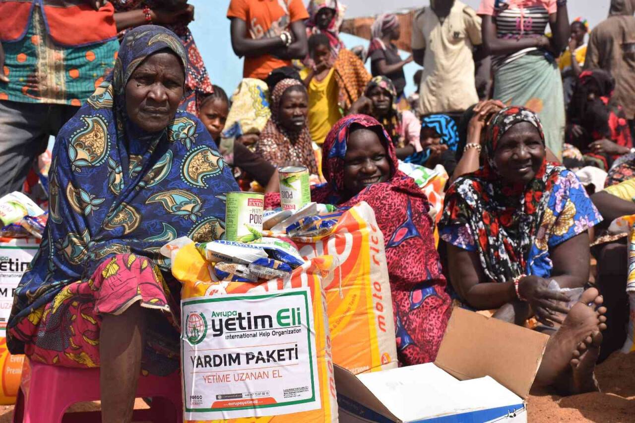 Mali’deki muhtaç ailelere Avrupa Yetim Eli’nden gıda yardımı