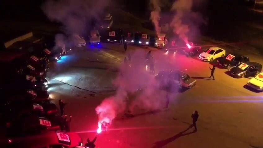 30 aracı sevgilisi için yan yana dizip evlilik teklifi yaptı