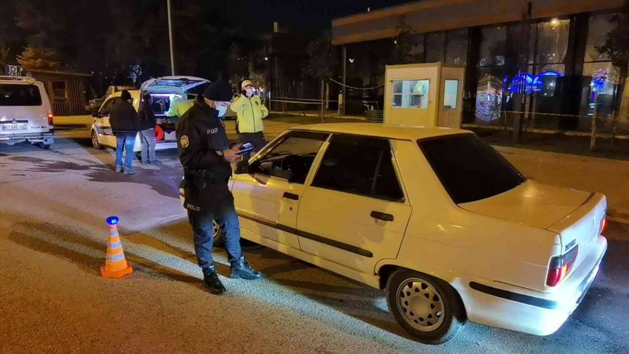 Araçları tek tek durdurup kontrol ettiler