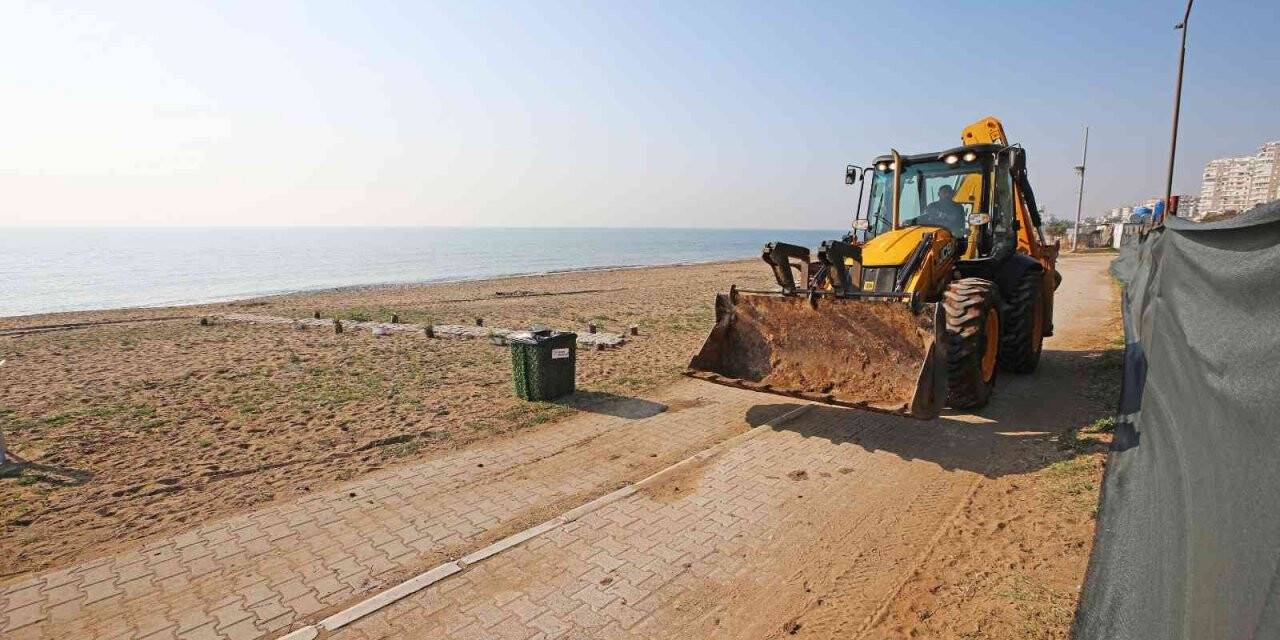 Mezitli’de sahil ve parklara yaz bakımı