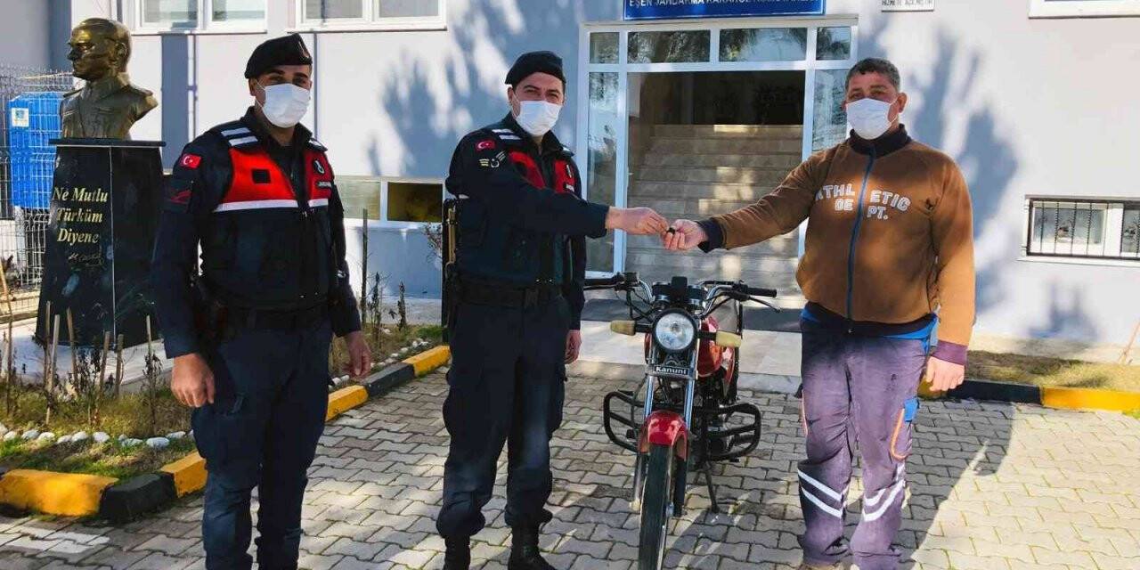 Çalınan motosiklet jandarma tarafından sahibine teslim edildi