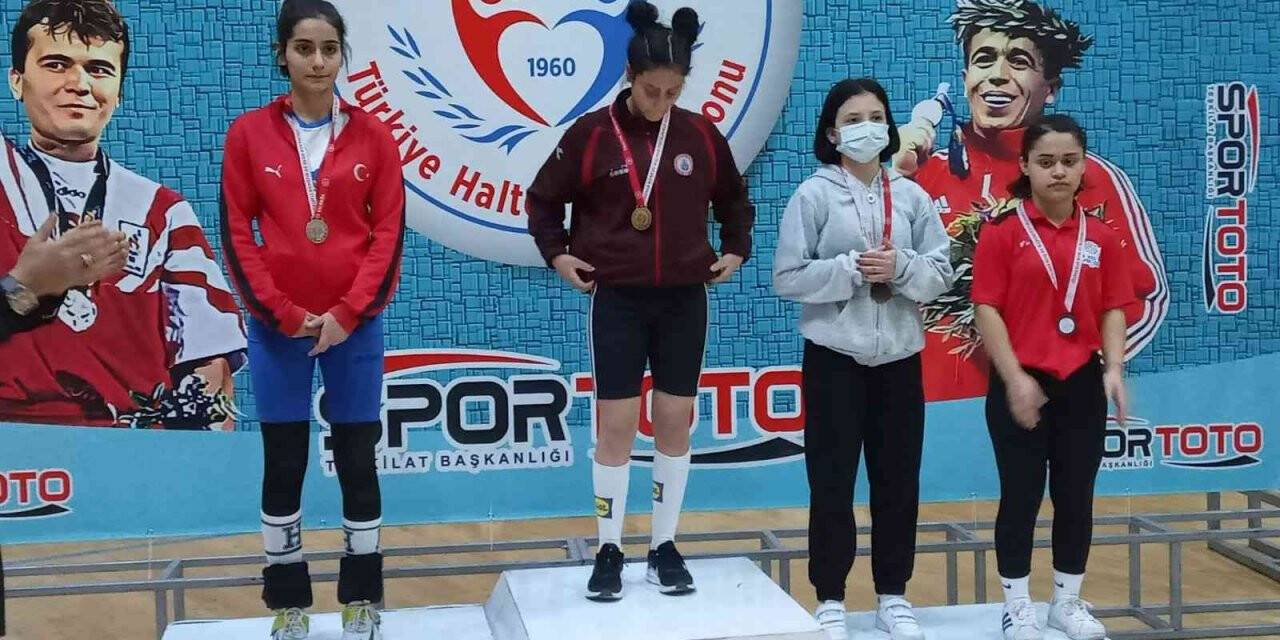 Düzceli halterciler madalya ile döndü