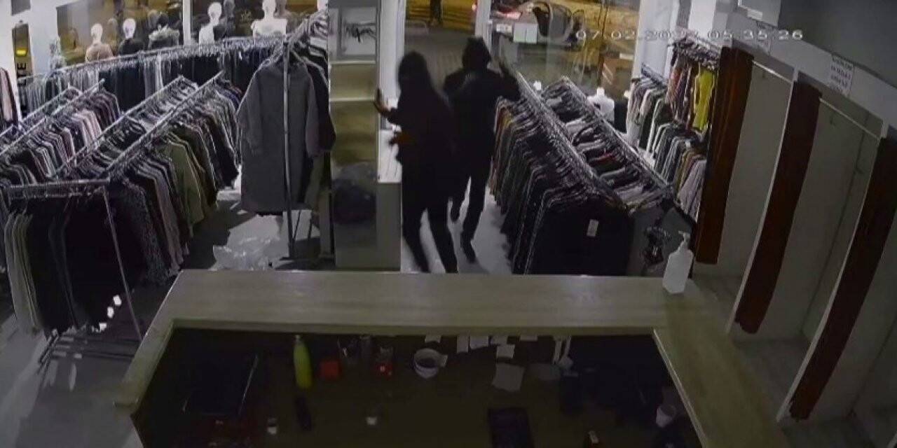Kapıyı kaldırım taşıyla kırıp hırsızlık yaptılar: O anlar kamerada