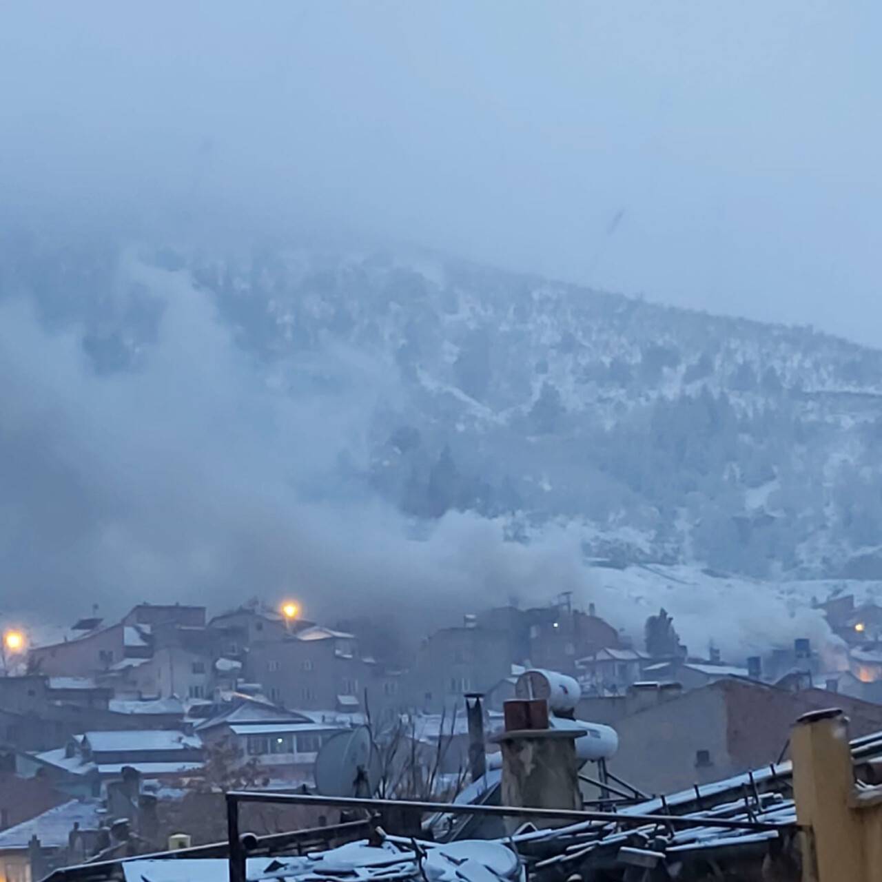 Yangından etkilenen kadını 2. kattan 112 ekipleri kurtardı