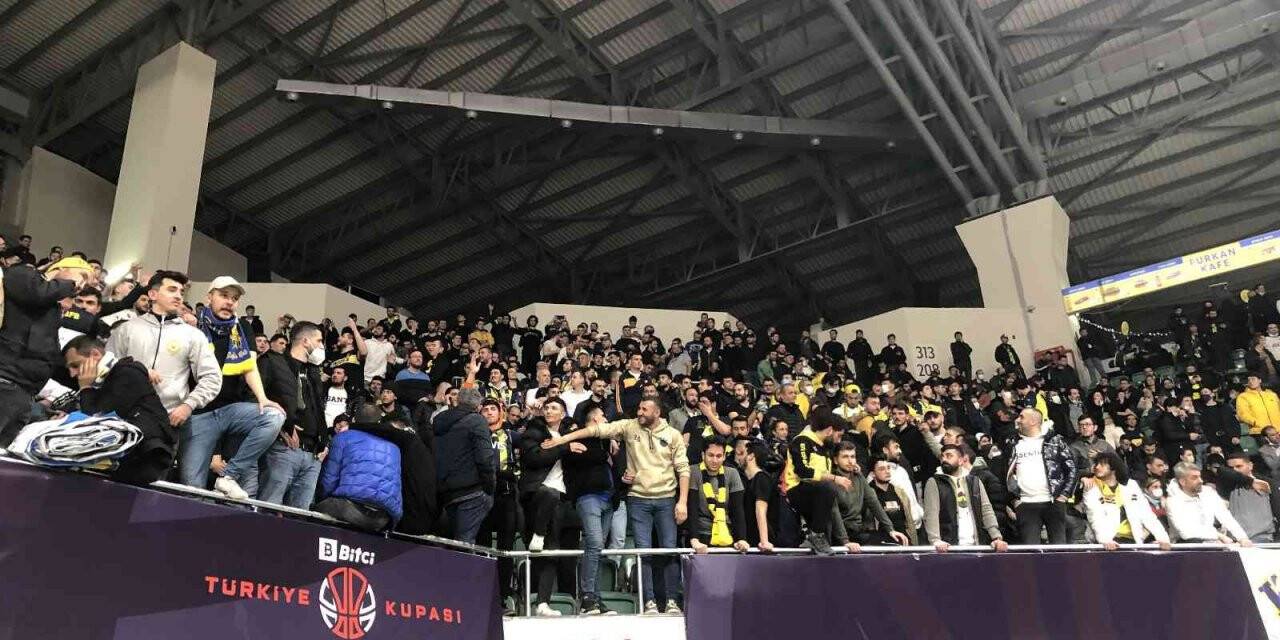 Fenerbahçe Beko - Galatasaray Nef derbisinde maç durdu