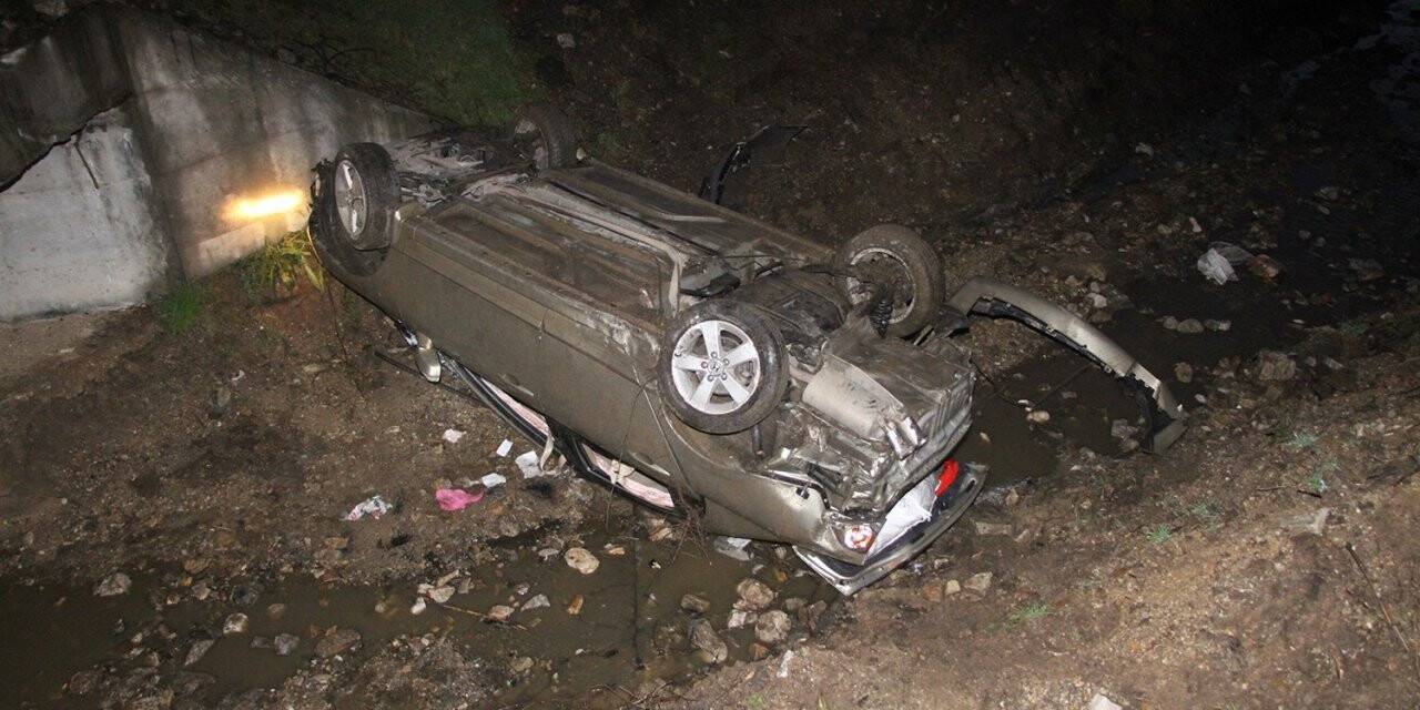 Yağışlı havada kontrolden çıkan otomobil dere yatağına uçtu: 3 yaralı