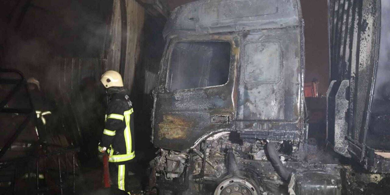 Kayseri’de yangın paniği: 10 dükkan ve 3 tır küle döndü