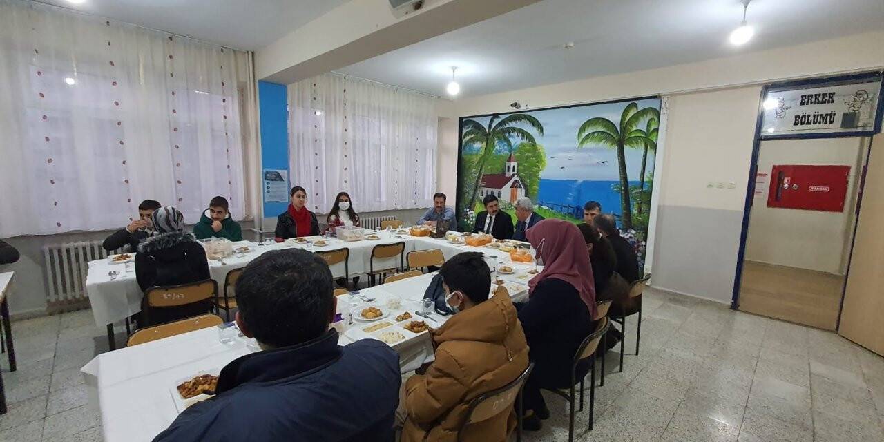 Yarışmada kazanılan altınlar öğrencilere hediye edildi