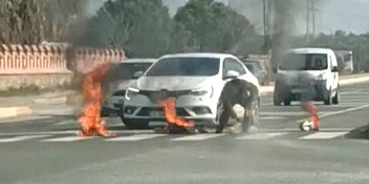 Karayoluna keçi tüyü döküp ateşe verdi