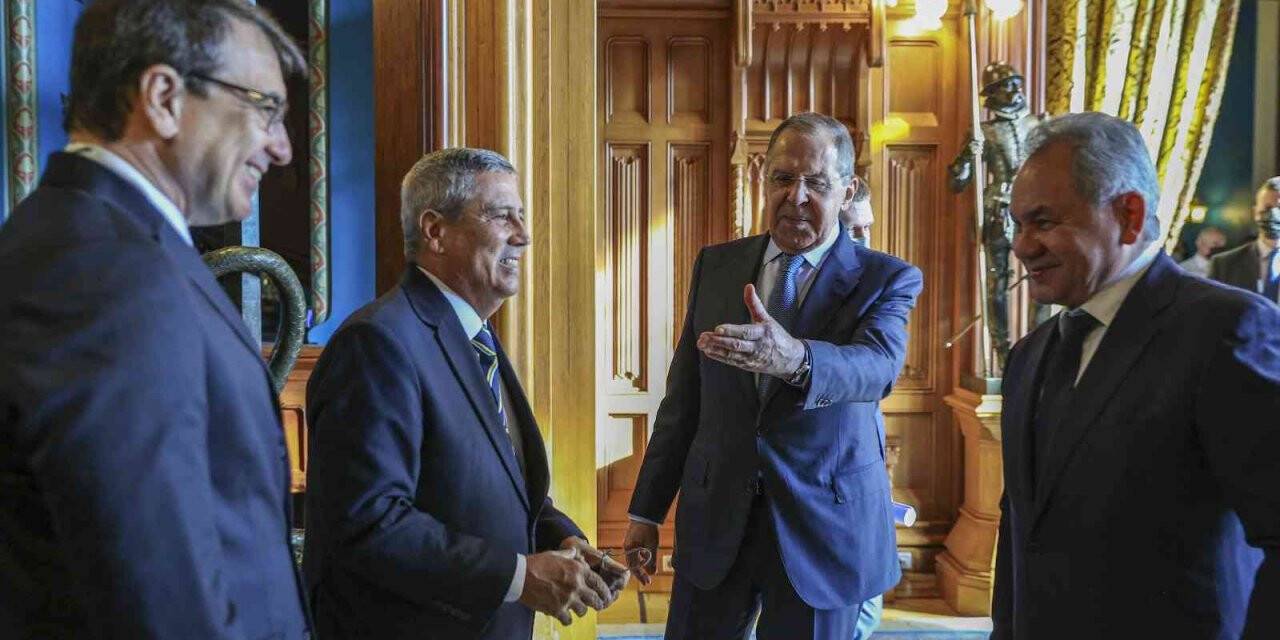 Lavrov: “Batı’nın Ukrayna etrafındaki histerisi, bizi derin şaşkınlığa uğratıyor”