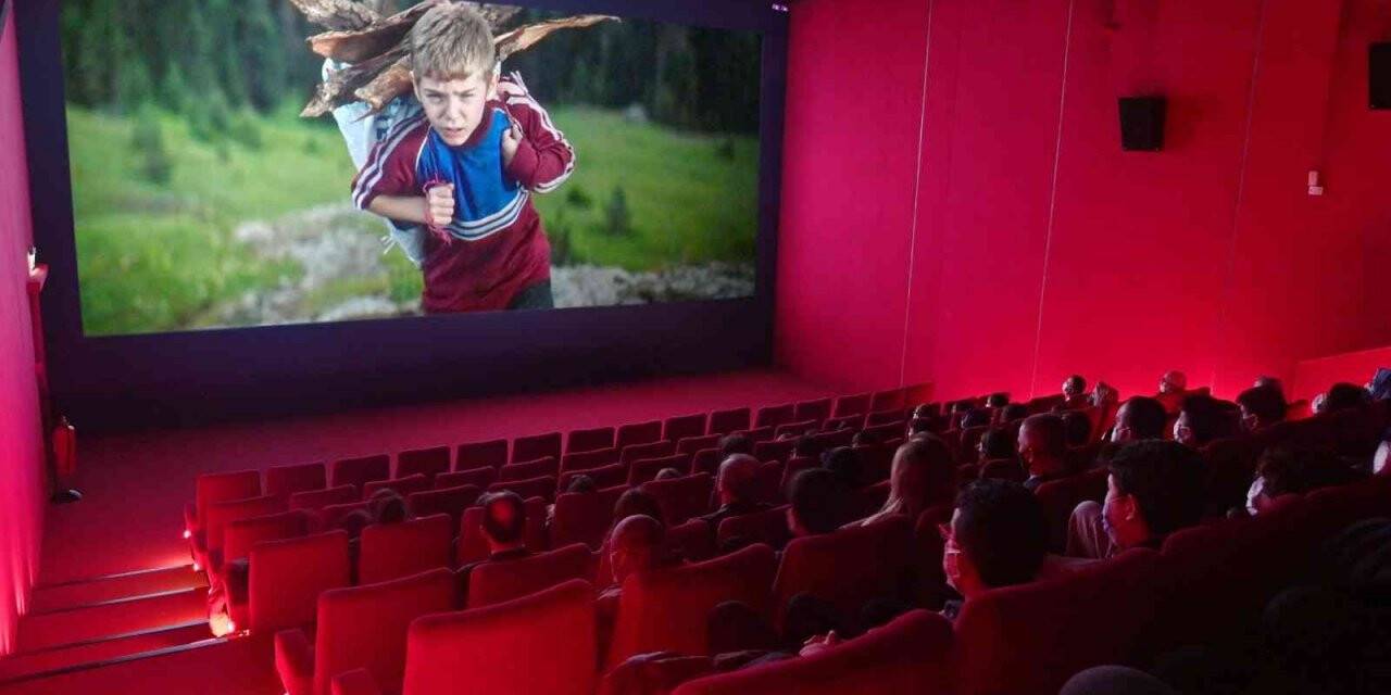 Vali Aksoy, "Kesişme: İyi ki Varsın Eren" filmini öğrencilerle birlikte izledi