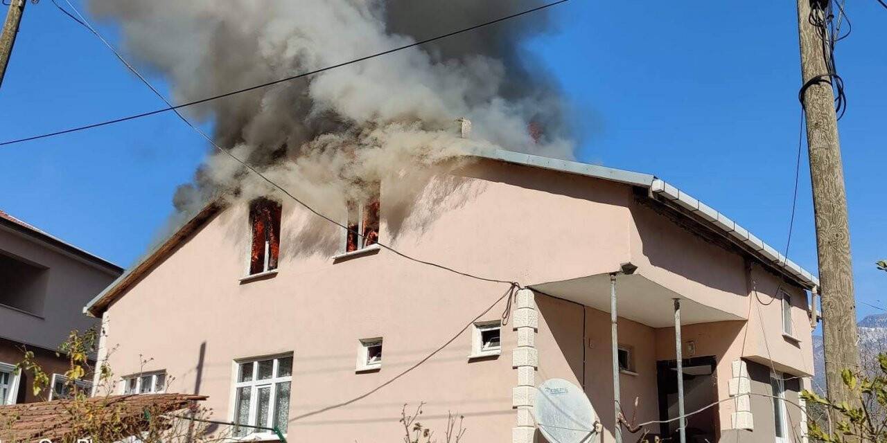 Çatı yangını korkuttu