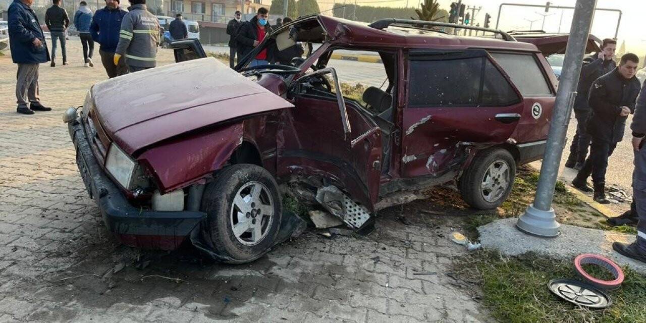 Otomobil tıra arkadan çarptı, 2 kişi ölümden döndü