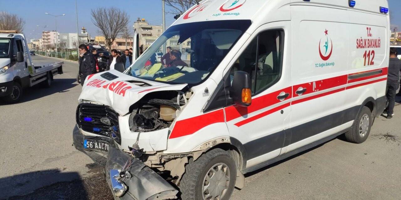 Siirt’te ambulans ile otomobil çarpıştı: 8 yaralı