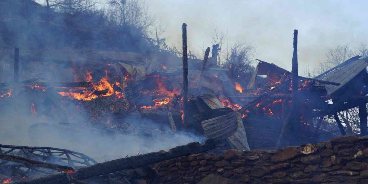 Kastamonu’da bir köy alevlere teslim oldu