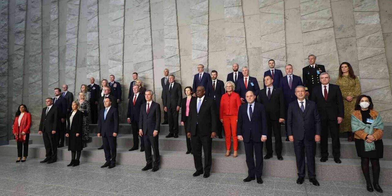 Savunma Bakanı Akar, NATO Savunma Bakanlarının “aile fotoğrafına” katıldı