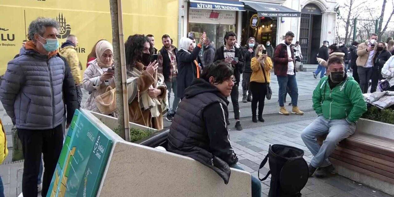 İstiklal Caddesi’nde renkli görüntüler: Sokak müzisyenleri çaldı, turistler eğlendi