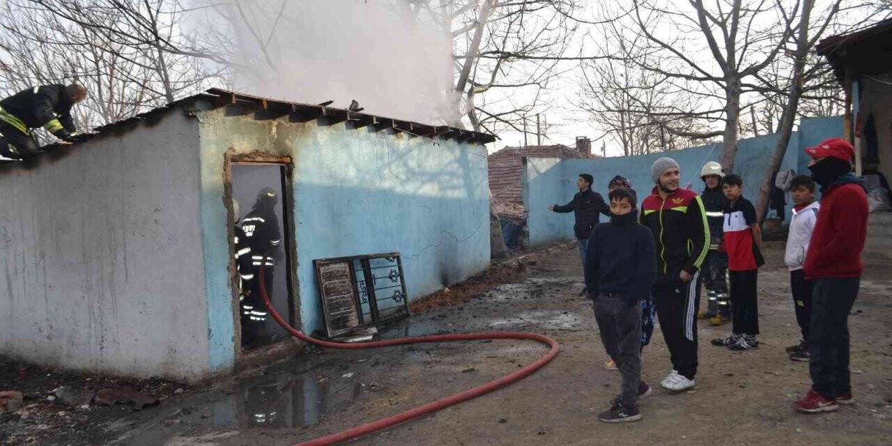 Mum yakıp uyudu, evi küle döndü