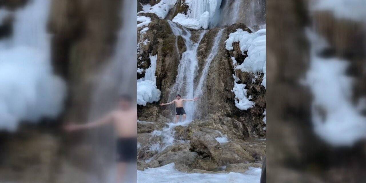 İskandinavlara özendi, buz gibi akan şelalenin altına girdi