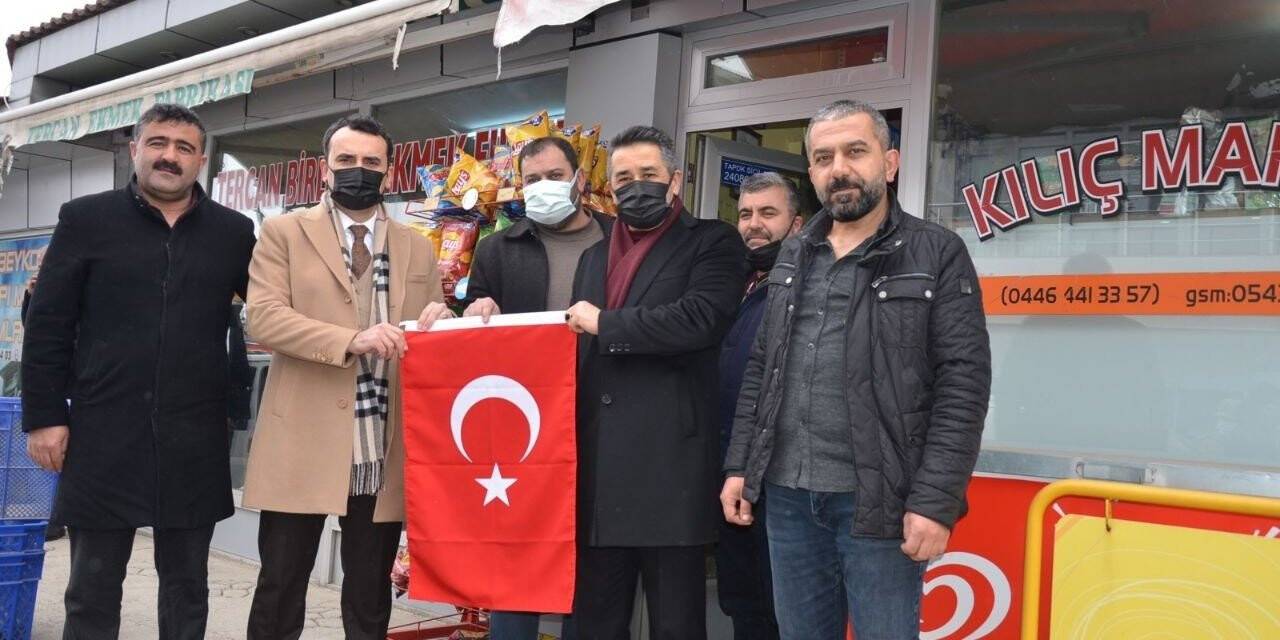 Tercan’da esnafa Türk bayrağı