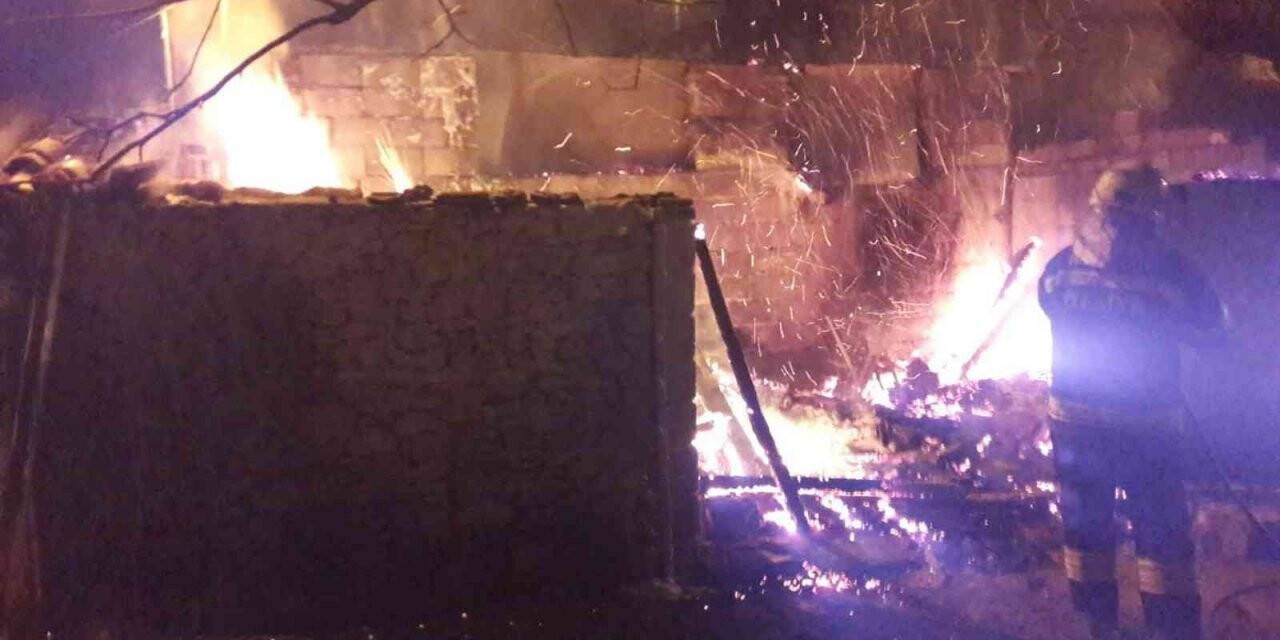 Odun deposundaki yangın geceyi aydınlattı