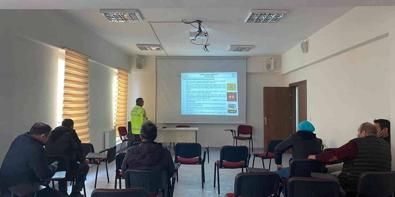 Trafik ekiplerinden okul servis şoförlerine seminer