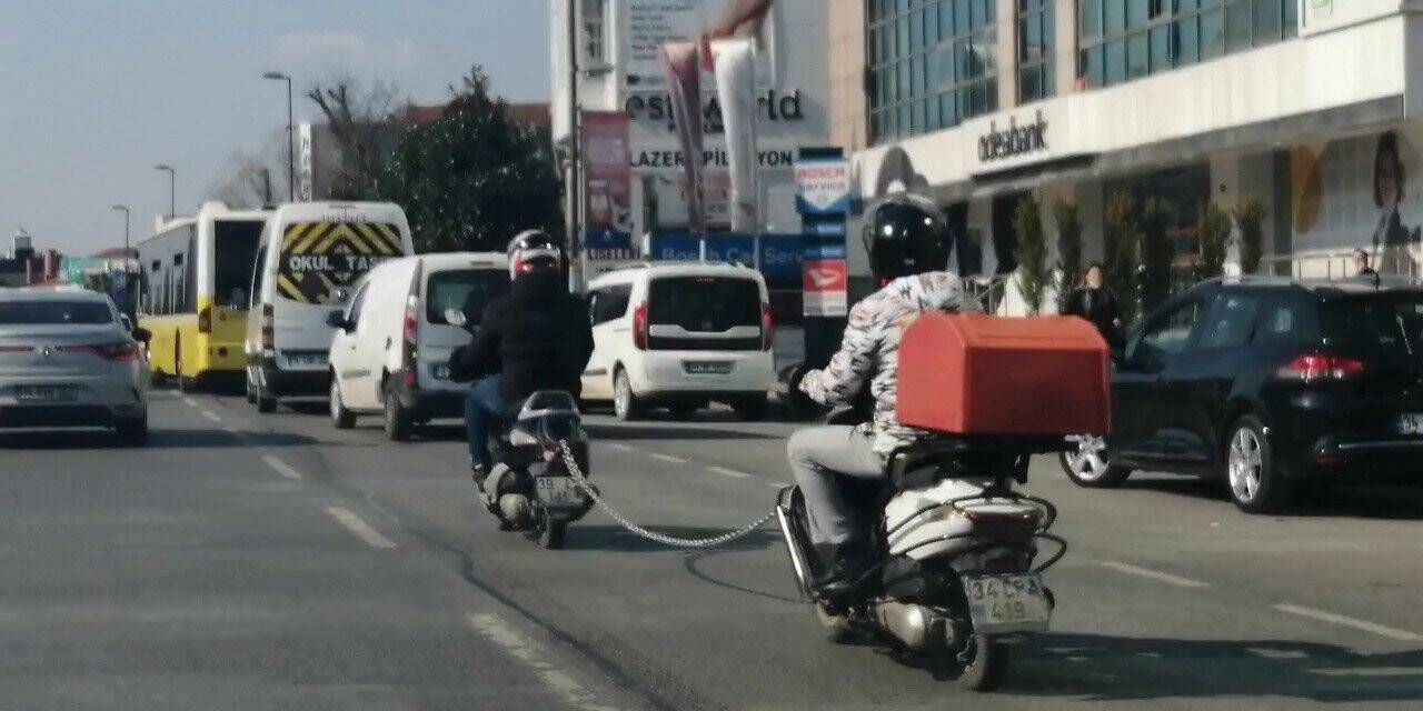 Üsküdar’da tehlikeli yolculuk: Akan trafikte motosikleti halatla çekti